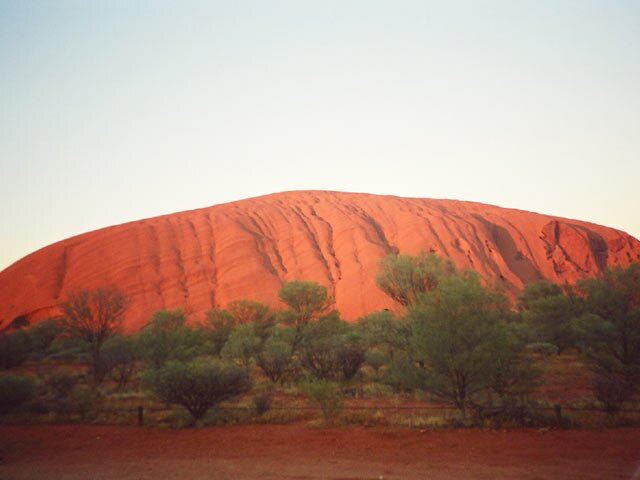Photo 4707: Ayers Rock (Uluru), est une grande formation rocheuse en Australie centrale