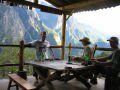 With the refuge for the stop of midday , Tiger Leaping Gorge-Lijiang, الصين, آسيا
