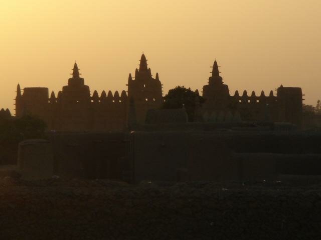 ภาพถ่าย 6471: The Great Mosque's signature trio of minarets overlooks the central market of Djenné (UNESCO)